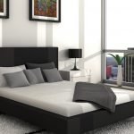 Almohadas negras en la cama