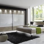 Gabinete con puertas de vidrio.