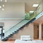 Escalera con baranda de vidrio