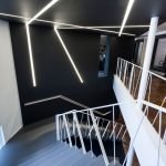 Paredes negras en el diseño del apartamento.