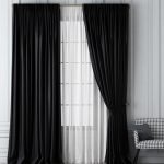 Cortinas oscuras en un interior brillante.