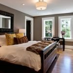 Cama grande de madera