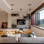 Muebles tapizados grises en la sala de estar