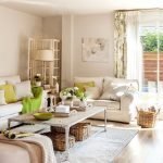Sala de estar con muebles tapizados y una mesa de café.