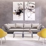 Sillones amarillos en una sala gris