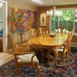 Muebles de madera en el comedor.
