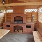 Muebles de madera en la glorieta.
