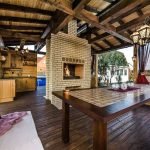 Muebles de jardín con zona de cocina.