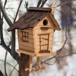 Casita para pájaros en forma de cabaña