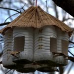 Casita para pájaros hecha de botellas de plástico