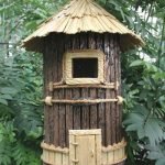Casita para pájaros cilíndrica hecha de ramitas