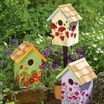 Tres casitas para pájaros decoradas con flores