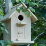 Casita para pájaros con una pipa decorativa