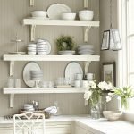 Estantes blancos en una cocina blanca