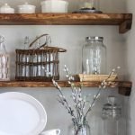 Estantes de madera con decoración.
