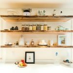 Estantes de madera en la cocina