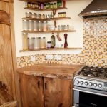 Estantes para especias y cereales de madera.