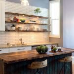 Estantes de madera con luz de fondo