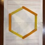 Al comienzo del trabajo, colocamos palos en el dibujo.