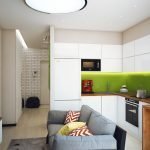 La combinación de muebles blancos y delantal verde claro.