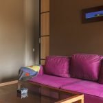 Mesa de cristal en el interior.