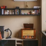 Estante sobre la cama