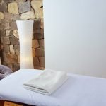 La combinación de una pared blanca y piedra.