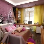 Cortinas amarillas en una habitación rosa