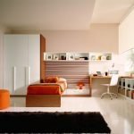 Habitación grande para adolescentes en colores vivos.