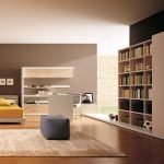 Habitación grande para adolescentes con estantería