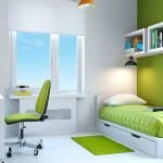 Habitación grande para adolescentes con luz natural.