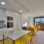 La cocina-sala de estar en el mismo estilo.