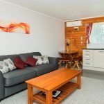 Muebles brillantes en la sala de estar