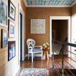 Papel pintado con líneas en el techo