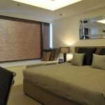 Habitación cuadrada con techos bajos.