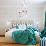 Pinturas y textiles brillantes.