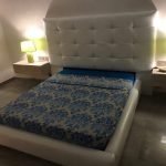 Cama central en el dormitorio cuadrado