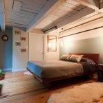 Esconderse junto a la cama