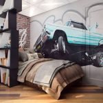 Partición entre el escritorio y la cama.