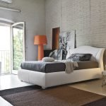 Acento brillante en una habitación de color beige