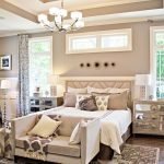 Muebles con superficies de espejo.