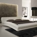 Luz de fondo sobre la cama