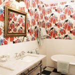 Papel tapiz elegante en el baño