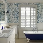 Papel pintado azul y blanco en el baño