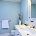 Paredes azules en el baño