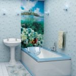 Azul y blanco en el diseño del baño.