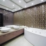 Papel pintado en la pared del baño