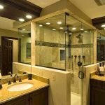 Baño con ducha transparente.