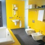 Baño amarillo y negro