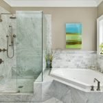 Azulejos de mármol en el baño.
